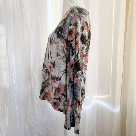 Floral bell sleeves Blouse Size Medium - Picture 4 of 7